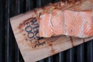 Recette de saumon mariné à l'asiatique et grillé sur planche de bois